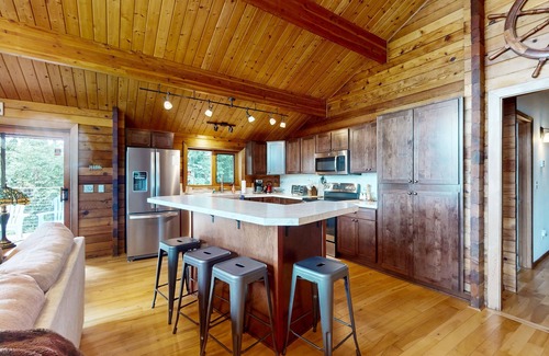 Agate Casa | waterfront cabin on two acres with private beach, hot tub, kayaks & deck