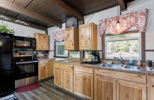 Hedgesville Cabina | Waterfront Cabin overlooking the Potomac River W/ Hot Tub, firepit, pavilion