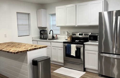 Northside Cabina | Waterfront cabin Retreat! Centrally Located