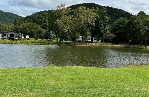 Barnardsville Cabina | Waterfront cabin with mountain views; 26 minutes to downtown Asheville.