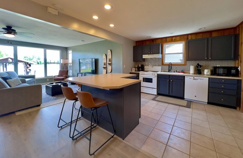 Russells Point Cabina | Waterfront Cabin with Hot Tub, Outside Bar & Private Dock!