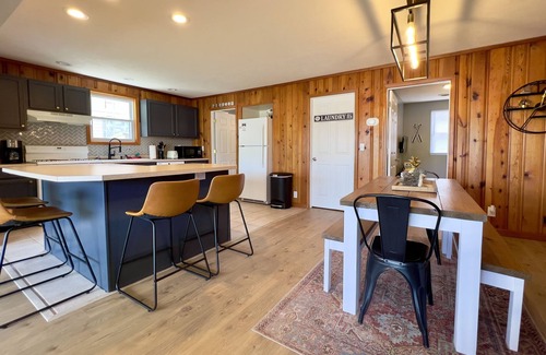 Russells Point Cabina | Waterfront Cabin with Hot Tub, Outside Bar & Private Dock!