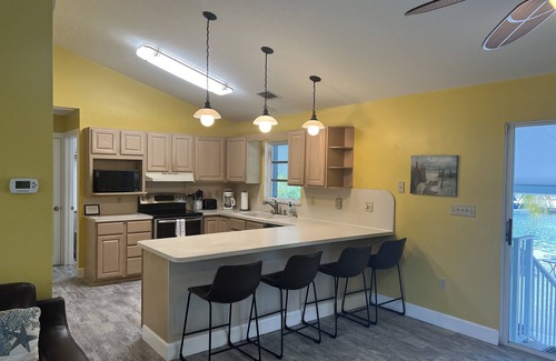 Key Colony Beach Casa | 3BD, 2BA, piscina, canal frente al mar. Kayak, Bi + Cabana Club! 70 'malecón