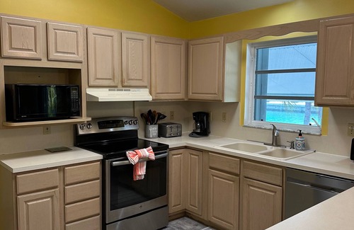 Key Colony Beach Casa | 3BD, 2BA, piscina, canal frente al mar. Kayak, Bi + Cabana Club! 70 'malecón