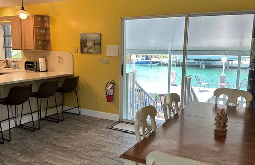 Key Colony Beach Casa | 3BD, 2BA, piscina, canal frente al mar. Kayak, Bi + Cabana Club! 70 'malecón