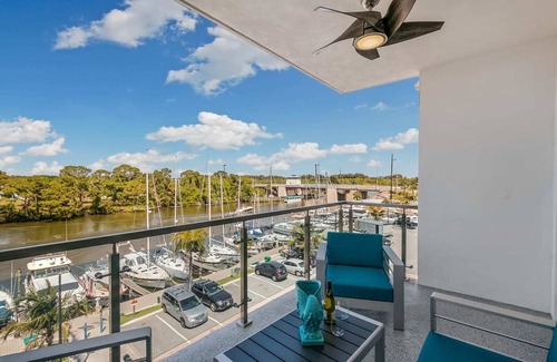 Merritt Island Condominio | Waterfront Captain's Stateroom: Views, Pool & Hot Tub!