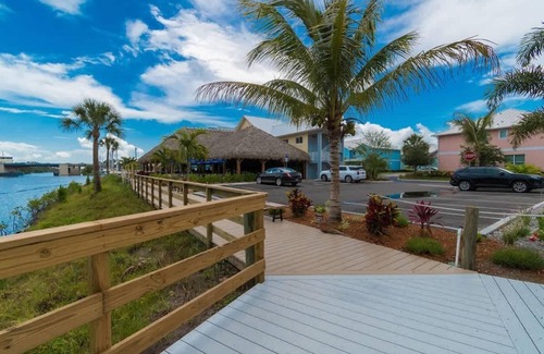 Merritt Island Condominio | Waterfront Captain's Stateroom: Views, Pool & Hot Tub!