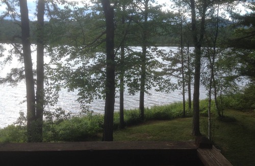 Conway Chalet De Esquí | Waterfront Chalet con playa privada en las Montañas Blancas de New Hampshire.