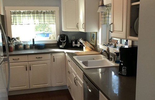 Stockton Springs Casa | Waterfront Cottage with Beach Access – Sleeps 6 & Pet Friendly!