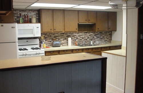 East Irondequoit Casa | Waterfront cottage w dockage, Central A/C on Irondequoit Bay in Rochester
