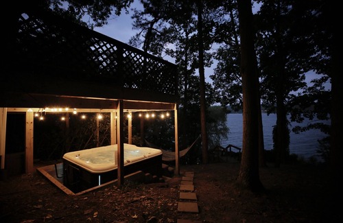 Burdett Casa | Waterfront Cottage with Hot Tub on Seneca Lake FLX Wine Trail