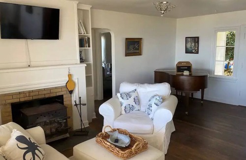 Indianola Casa | Waterfront Craftsman Home