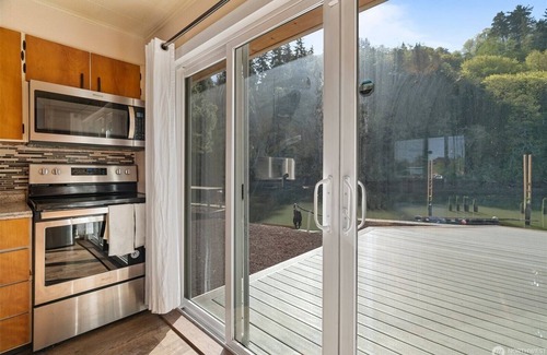 Aberdeen Casa | Waterfront, Dogs OK!, Fenced, Fishing, Kayaks, Hot tub, W/D, Smores, Crab Pots
