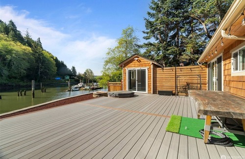 Aberdeen Casa | Waterfront, Dogs OK!, Fenced, Fishing, Kayaks, Hot tub, W/D, Smores, Crab Pots