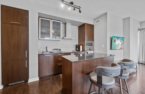 Central Waterfront Condominio | Waterfront/Ent District - 2BDRM + Free Parking