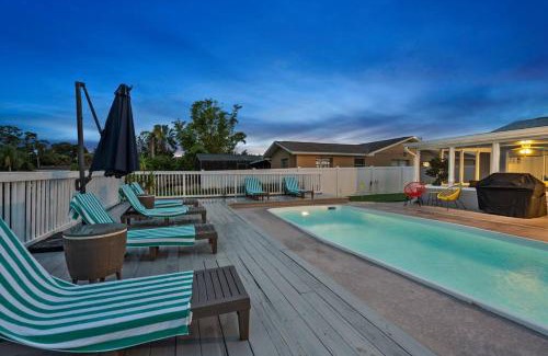 Tampa Shores Apartamento | Waterfront Escape 5Bed, 3Bath, Heated Pool
