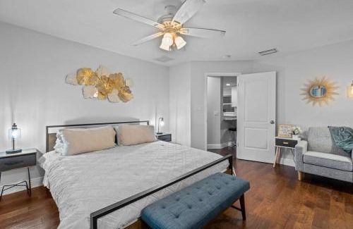 Tampa Shores Apartamento | Waterfront Escape 5Bed, 3Bath, Heated Pool