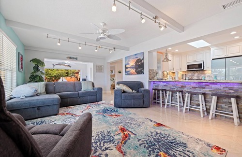 Anona Casa | Waterfront Escape ~ 8 min to Indian Rocks Beach ~ Dolphin & Manatee Sightings