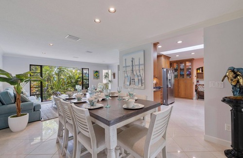 Anona Casa | Waterfront Escape ~ 8 min to Indian Rocks Beach ~ Dolphin & Manatee Sightings