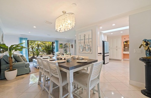 Anona Casa | Waterfront Escape ~ 8 min to Indian Rocks Beach ~ Dolphin & Manatee Sightings