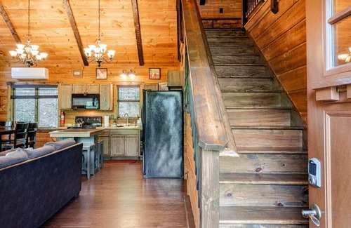 East Stroudsburg Casa | Nueva construcción: cabaña frente al río
