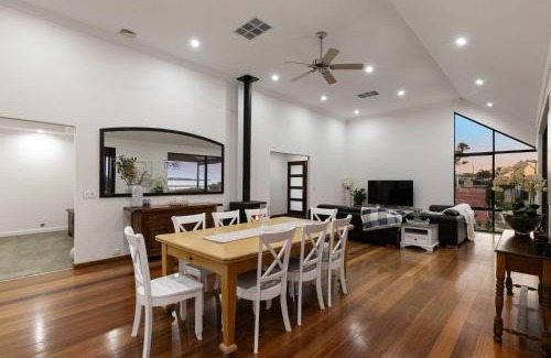 Dawesville Casa | Waterfront Family Retreat Wood Fire Wknd Market