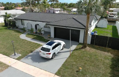 Plantation Casa | Waterfront Fort Lauderdale House with Heated-pool - 3 Bedrooms 1.5 bathrooms