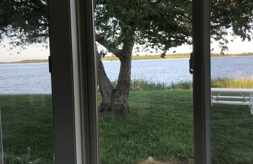 Abell Cabaña | WATERFRONT GETAWAY- Charming Waterfront Cottage on St Clements Bay