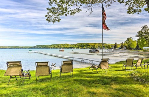 Glen Arbor Apartamento | Waterfront Glenn Lake Condo Gas Grill and Views