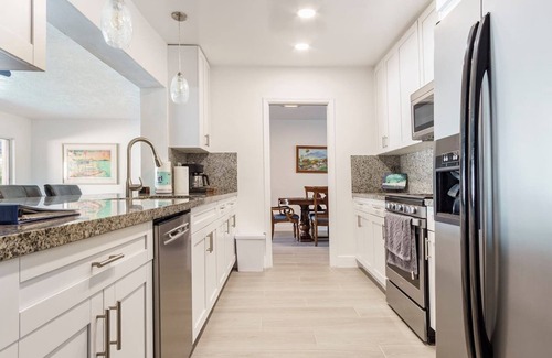 Garden Isles Casa | Frente al mar, recientemente renovado, 4 habitaciones, 3 baños