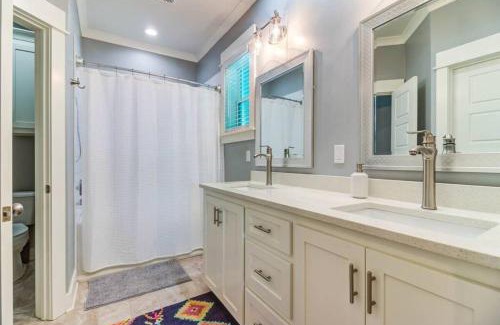 Shoreline Park Casa | Waterfront Holiday and Mardi Gras escape