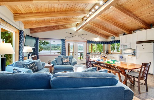 Bellingham Casa | Waterfront home on Lake Whatcom with private dock, beach, firepit & woodstove