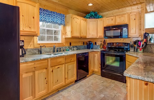 Maynardville Casa | Waterfront home with game room, theater, deck, dock & fireplace