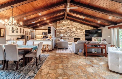 Suamico Casa | Waterfront Home with Dock Sleeps 8