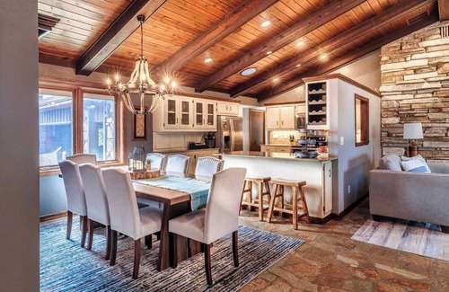 Suamico Casa | Waterfront Home with Dock Sleeps 8