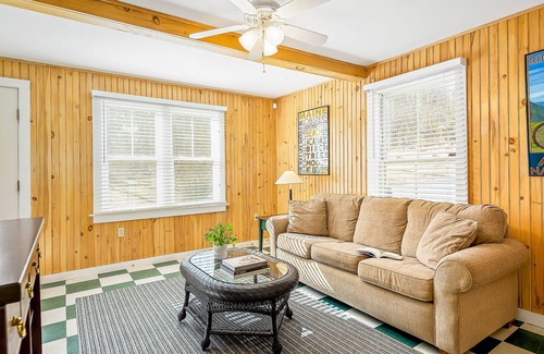 Northport Cabaña | Waterfront home with beautiful bay views - dog-friendly, snowbird-friendly