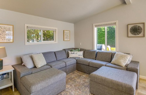 Belfair Casa | Waterfront Hood Canal Cottage Steps to the Beach!