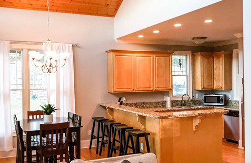 Dadeville Casa | Waterfront house, Minutes to Auburn, Boat slip.