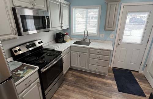 Prudenville Casa | Waterfront house with sandy beach near downtown