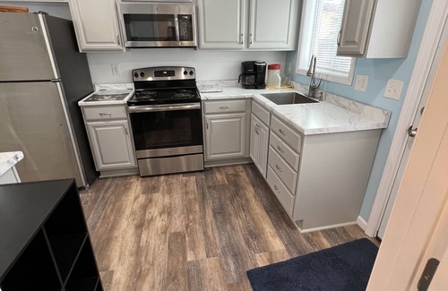 Prudenville Casa | Waterfront house with sandy beach near downtown