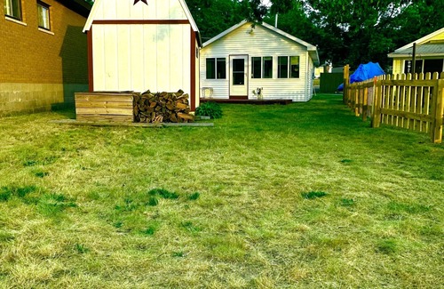 Prudenville Casa | Waterfront house with sandy beach near downtown