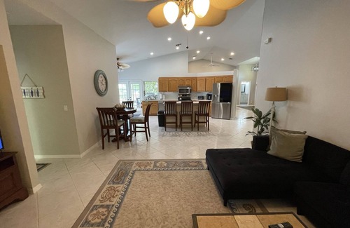 Eight Lakes Casa | Piscina infinita en casa frente al lago, PowerBoat, muelle privado, para 8 personas