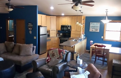 Camdenton Cabina | Waterfront lake home, dock, quiet swim cove next to The Cave Restaurant + many