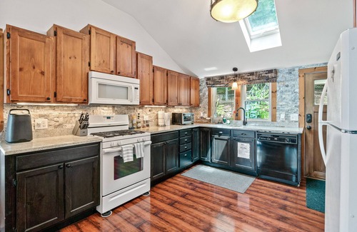 Limerick Casa | Waterfront lake house, Wood stove & Private beach, Solo Bonfire pit