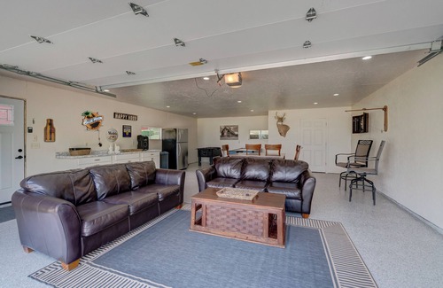 Lake Koshkonong Casa | Waterfront Lake Koshkonong Retreat - 5BR with Fire Pit, Pier & Social Garage