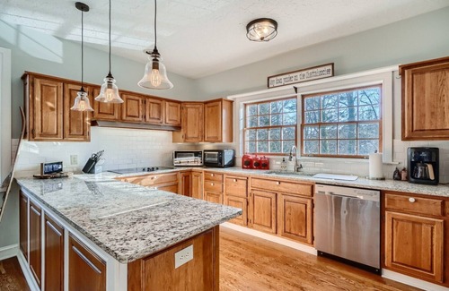 Gainesville Casa | Waterfront Lake Lanier - Private Dock & Fire Pit space for the whole family!