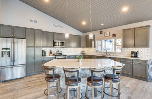 Roach Casa | Waterfront Lake of the Ozarks Home w/ Private Dock