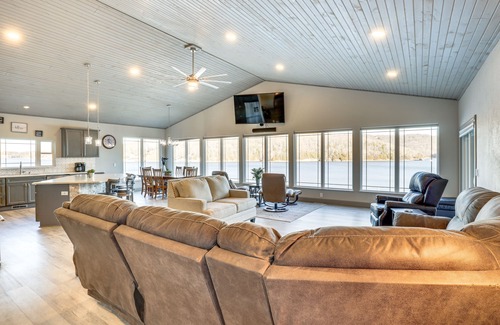 Roach Casa | Waterfront Lake of the Ozarks Home w/ Private Dock