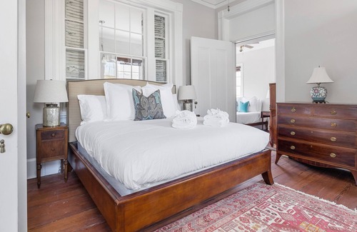 South of Broad Apartamento | Waterfront Living at The William Ravennel House! Stunning Apartment in Mansion!