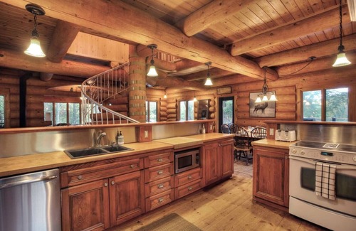 La Minerve Cabaña | Waterfront Log Cottage with Hot Tub and Sauna